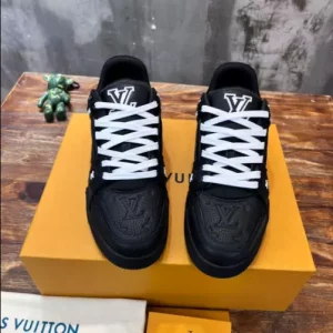 LOUIS VUITTON TRAINER SNEAKER IN BLACK - L157