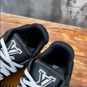 LOUIS VUITTON TRAINER SNEAKER IN BLACK - L157