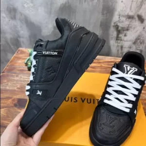 LOUIS VUITTON TRAINER SNEAKER IN BLACK - L157