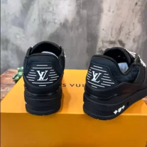 LOUIS VUITTON TRAINER SNEAKER IN BLACK - L157