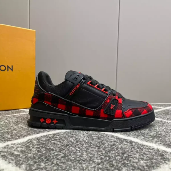 LOUIS VUITTON TRAINER SNEAKERS IN BLACK - L152