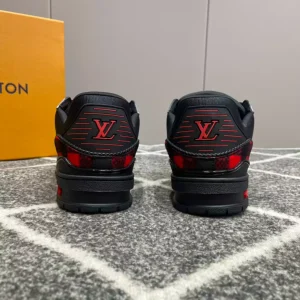 LOUIS VUITTON TRAINER SNEAKERS IN BLACK - L152